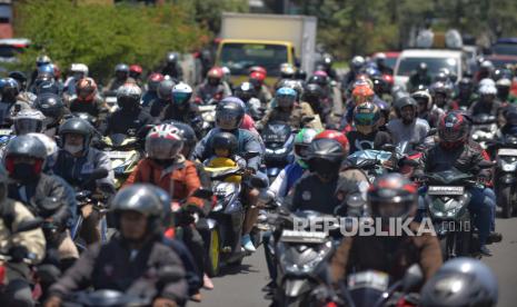 Pemudik dengan mengendarai sepeda motor melintas di Simpang Empat Kanggraksan, Cirebon, Jawa Barat, Ahad (7/04/2024). Gelombang puncak arus mudik di Jalur Utama Pantura Kota dan Kabupaten Cirebon, Jawa Barat, padat merayap. Pemudik yang bergerak dari Jabodetabek menuju Jawa tengah menguasai lalu lintas jalur transnasional tersebut.  Hingga kini, ribuan pemudik motor masih menguasai arus lalu lintas di jalur arteri Pantura. Diperkirakan, lonjakan pemudik motor akan terjadi hingga Minggu dan Senin nanti.