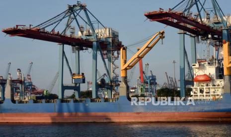 Suasana aktivitas bongkar muat peti kemas di Pelabuhan Tanjung Priok, Jakarta, Senin (17/7/2023). 1,4 miliar dolar AS. 