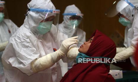 Petugas melakukan swab test atau tes usap pada santri Pondok Pesantren Moderen Gontor Darussalam. Pemerintah Provinsi Jawa Timur mengerahkan sejumlah tenaga ahli kuratif ke Kabupaten Ponorogo demi mencegah adanya ledakan jumlah pasien COVID-19 di daerah itu. Hal ini menyusul tren kenaikan dalam sepekan terakhir, termasuk di Pondok Modern Gontor Kampus 2.