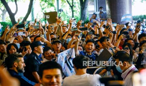 Ratusan penggemar menyambut kedatangan Lionel Messi dan timnas Argentina di Bandara Beijing, Cina, Sabtu (10/6/2023). 