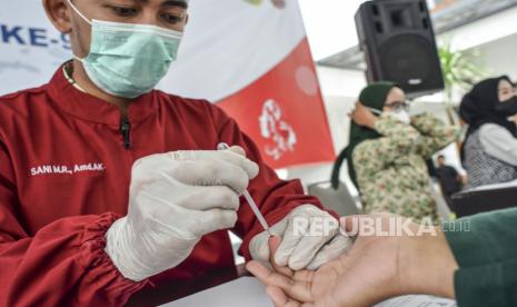 Petugas medis melakukan rapid test kepada anggota Tim Penggerak Pemberdayaan dan Kesejahteraan Keluarga (TP-PKK) di Halaman Setda Kabupaten Ciamis, Jawa Barat. Satuan Tugas (Satgas) Penanganan Covid-19 Kabupaten Ciamis menentukan pelaksanaan vaksinasi di daerah itu diperkirakan baru dapat dilakukan pada 15 Januari. Pelaksanaan vaksinasi Covid-19 di Kabupaten Ciamis dilakukan setelah vaksinasi dilakukan di pusat dan provinsi, yaitu pada 13 dan 14 Januari 2021.