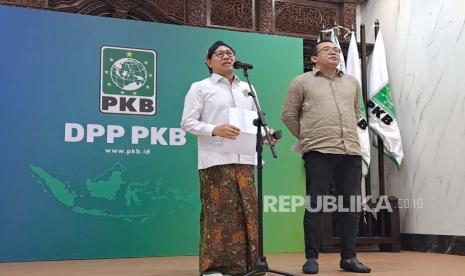 Ketua Desk Pilkada Partai Kebangkitan Bangsa (PKB) Abdul Halim Iskandar (kiri) dan Bendahara Desk Pilkada PKB Ahmad Iman Sukri (kanan).