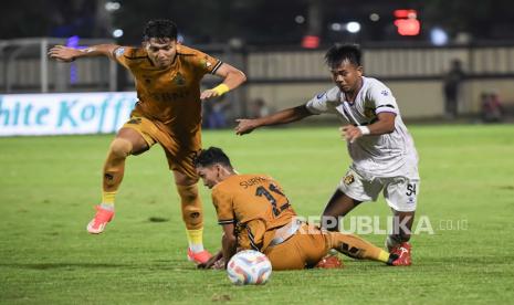 Pesepak bola Bhayangkara FC melewati hadangan pesepak bola Persik Kediri dalam lanjutan Liga 1 di Stadion PTIK, Jakarta, Selasa (16/4/2024).