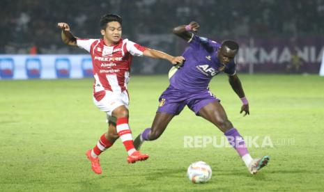 Pesepak bola Persik Kediri Flavio Antonio Da Silva (kanan) berebut bola dengan pesepak bola Persis Solo Samuel Christianson (kiri) pada pertandingan Liga 1 di Stadion Brawijaya, Kota Kediri, Jawa Timur, Sabtu (12/8/2023). Persik Kediri menang dengan skor 2-0. 