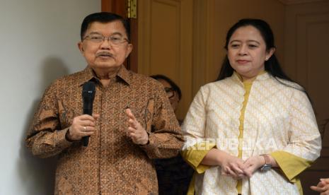 Ketua DPP Partai Demokrasi Indonesia Perjuangan (PDIP) sekaligus Ketua DPR Puan Maharani bersama Wakil Presiden ke-10 dan ke-12 Jusuf Kalla (JK) menyampaikan keterangan kepada wartawan usai silaturahmi di kediaman JK, Kebayoran Baru, Jakarta, Rabu (4/10/2023). Silaturahmi Puan ke politisi senior Partai Golkar tersebut juga membahas perkembangan situasi politik dan kenegaraan terkini di Indonesia. 