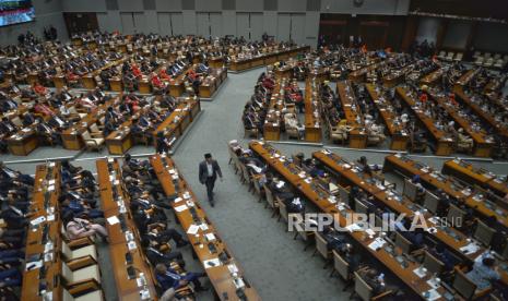 Sejumlah anggota DPR mengikuti rapat paripurna pemilihan dan penetapan pimpinan DPR periode 2024-2029  di kompleks Parlemen, Senayan, Jakarta, Selasa (1/10/2024). Rapat paripurna tersebut menetapkan Puan Maharani dari Fraksi PDIP sebagai ketua DPR serta Wakil Ketua DPR yaitu Adies Kadir dari Fraksi Partai Golkar, Sufmi Dasco Ahmad dari Fraksi Partai Gerindra, Saan Mustopa dari Fraksi Nasdem dan Cucun Syamsurijal dari Fraksi PKB.