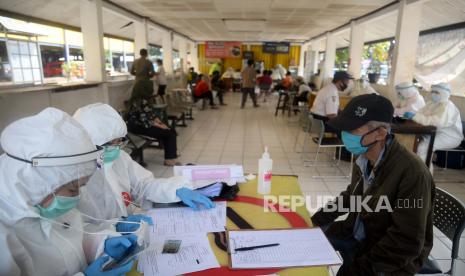 Petugas medis Puskesmas Kecamatan Pasar Minggu mendata warga saat kegiatan tes Swab di Terminal Pasar Minggu, Jakarta, Selasa (16/6). Tes swab untuk memutus mata rantai penyebaran Covid-19 itu diperuntukan bagi para pedagang pasar, Sopir angkutan umum, tukang ojek dan warga di sekitar Pasar Minggu