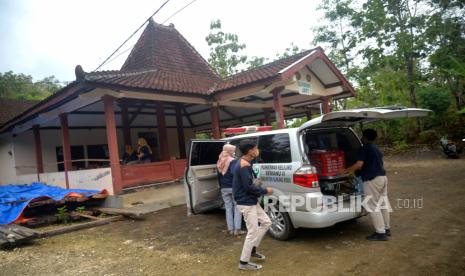 Petugas kesehatan dari Puskesmas Semanu II mendatangi lokasi pengambilan sampel darah warga di Balai Dusun Jati, Semanu, Gunungkidul, Yogyakarta, Jumat (7/7/2023). Pengambilan sampel kedua imbas kasus satu kematian dan 87 terpapar antraks imbas mengonsumsi daging sapi yang terjangkit antraks. Hal ini dilakukan untuk memastikan apakah warga positif antraks atau tidak. Pengambilan sampel ini dilakukan ke seluruh warga Dusun Jati.