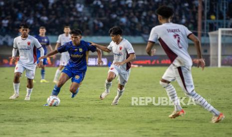 Pesepak bola PSM Makassar M Rizky (kedua kanan) dan Aloisio Soares Neto (kanan) berusaha menghadang pesepak bola Persib Bandung Ryan Kurnia (ketiga kanan) saat pertandingan Group A Piala Presiden 2024 di Stadion Si Jalak Harupat, Kabupaten Bandung, Jawa Barat, Jumat (19/7/2024). Persib Bandung menang atas PSM Makassar dengan skor 2-0. 