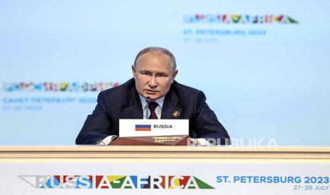 Presiden Rusia Vladimir Putin berpidato di sesi pleno selama KTT Rusia-Afrika, Jumat (28/7/2023).