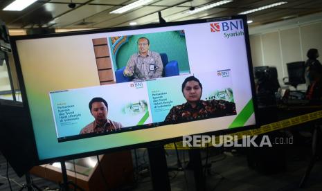 Direktur Keuangan dan Operasional BNI Syariah Wahyu Avianto (layar atas) bersama Direktur Infrastruktur Ekosistem Syariah Komite Nasional Ekonomi dan Keuangan Syariah (KNEKS) Sutan Emir Hidayat (layar kanan Bawah) dan Head of Tokopedia Salam Garri Juanda (layar kiri bawah) menjadi narasumber media workshop mengenai literasi dan inklusi keuangan perbankan syariah di Kantor Pusat BNI Syariah, Jakarta, Selasa (29/9). BNI Syariah menjelaskan industri halal diperkirakan akan menjadi new business dan new brand, dengan potensi bisnis global mencapai lebih dari Rp30 ribu triliun. Perbankan syariah bersama stakeholder lain diharapkan bisa berperan aktif menangkap peluang, agar tidak hanya konsumen namun juga menjadi produsen serta menjadi tuan rumah di negeri sendiri.Prayogi/Republika.