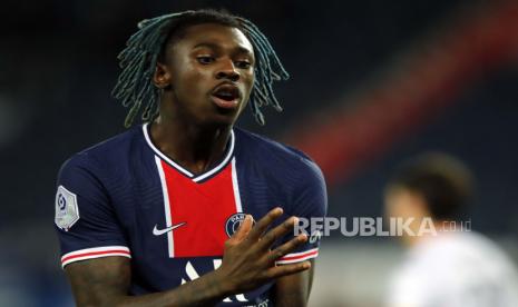 Moise Kean dari PSG merayakan gol.