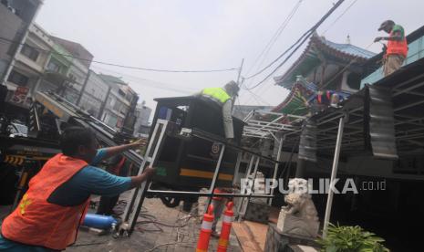 Sejumlah petugas membongkar kanopi ruko di Jalan Niaga, Pluit, Jakarta Utara, Rabu (24/5/2023). 