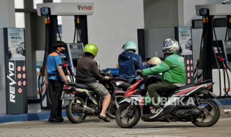 Penendara mengisi bahan bakar minyak (BBM) di salah satu SPBU Vivo di Jakarta, Ahad (4/9/2022).