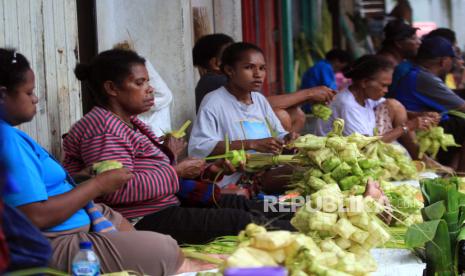 Ilustrasi menyiapkan ketupat untuk menyemarakkan Lebaran di Jayapura.