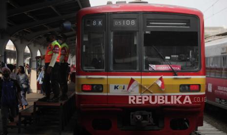 KRL Commuter Line dipasangkan bendera merah putih di Stasiun Jakarta Kota, Jumat (18/8/2023). 