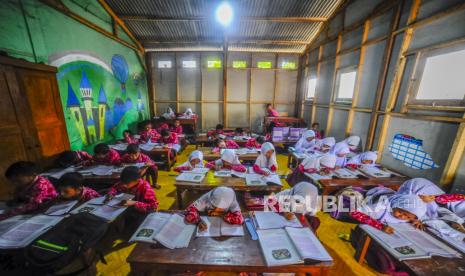 Sejumlah siswa mengikuti kegiatan belajar mengajar di SD Negeri Suci, Kota Serang, Banten, Rabu (7/8/2024). SDM merupakan fokus pemerintah untuk Indonesia maju.