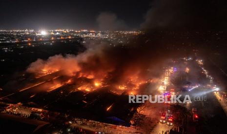 Foto udara kobaran api yang membakar kompleks Relokasi Pasar Johar di Semarang, Jawa Tengah, Rabu (2/2/2022). Belum diketahui penyebab serta kerugian akibat terbakarnya area Blok F dan Blok E di kompleks relokasi pasar tradisional tersebut. Hingga Rabu (2/2) pukul 21:15 WIB belasan mobil pemadam kebakaran dibantu mobil meriam air kepolisian beserta personel TNI-Polri dan BPBD Kota Semarang masih berupaya memadamkan kobaran api. 