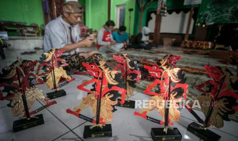 Pekerja menyelesaikan pembuatan suvenir ASEAN Paragames 2022 wayang Rajamala di Sanggar Wayang Gogon, Kentingan, Jebres, Solo, Jawa Tengah, Rabu (20/7/2022). Perajin mendapat pesanan sekitar 2.600 wayang kulit tokoh pewayangan Rajamala untuk suvenir atlet dan kontingen ASEAN Paragames 2022 pada 30 Juli hingga 6 Agustus mendatang. 