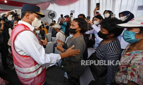 Menteri Perhubungan Budi Karya Sumadi (kiri) berdialog dengan warga yang melaksanakan vaksinasi booster saat meninjau Terminal Bus Kampung Rambutan di Jakarta, Minggu (17/4/2022). Peninjauan tersebut untuk mengecek kesiapan pelayanan angkutan darat di Terminal Bus Kampung Rambutan secara langsung dan sejumlah terminal bus di Indonesia secara daring menghadapi arus mudik Lebaran 2022 ini. 