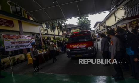 Sejumlah mobil ambulans yang membawa jenazah korban kebakaran Lembaga Permasyarakatan (Lapas) Kelas 1 Tangerang di RS Polri Kramat Jati, Jakarta, Rabu (8/9). Sebanyak tujuh mobil ambulans membawa 41 jenazah yang merupakan warga binaan pemasyarakatan (WBP) Lapas Kelas 1 Tangerang untuk diidentifikasi dengan metode Disaster Victim Identification (DVI). Republika/Putra M. Akbar