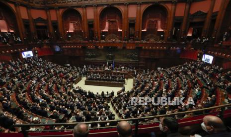 Ketua Partai Persaudaraan Italia Giorgia Meloni mengatakan pemilih telah memberikan mandat pada koalisi sayap kanan untuk membentuk pemerintahan baru berikutnya.