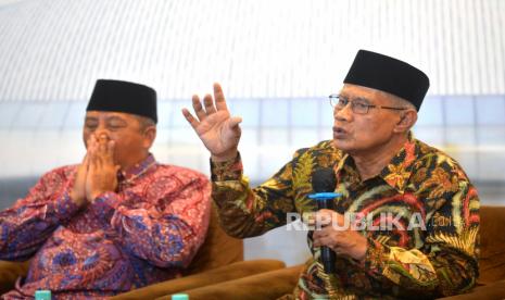 Ketua Umum PP Muhammadiyah Haedar Nashir (kanan) menyampaikan paparan  persiapan pembukaan Muktamar ke-48 di PP Muhammadiyah, Yogyakarta, Rabu (16/11/2022). Pembukaan Muktamar ke-48 Muhammadiyah rencananya pada Sabtu (19/11/2022) di Stadion Manahan, Surakarta dan akan dibuka oleh Presiden Joko Widodo. Sekitar 17 ribu undangan dan penggembira akan meramaikan pembukaan nanti.