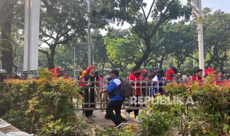 Aksi Demonstrasi Buruh Berujung Ricuh dan Memanas di Balai Kota, Jakarta Pusat pada Selasa (21/11/2023). 