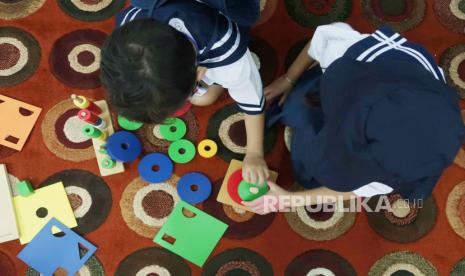 Siswa-siswi nampak belajar menyusun balok-balok di dalam kelas pada hari pertama masuk sekolah di TK Inklusi Bhakti Siwi, Sunter Jaya, Jakarta, Senin (18/7/2022). TK Inklusi Bhakti Siwi berbasis lingkungan ini menerapkan  kurikulum ‘Merdeka Belajar’ yang merupakan satu-satunya TK Inklusi di wilayah Sunter Jaya Jakarta Utara. Foto: Darmawan/Republika