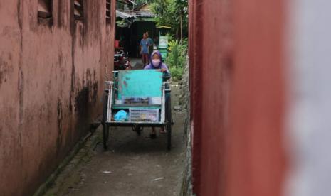 Kisah Mbah Satimah dan Becak Tua Peninggalan Suami Tercinta