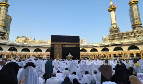 Suasana di sekitar Kabah di dalam Masjidil Haram pada Kamis (1/6/2023) pagi. Sebagian jamaah sedang melaksanakan tawaf dan sebagian lagi melaksanakan sholat sunnah.