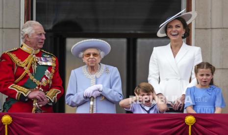 Pangeran Charles, dari kiri, Ratu Elizabeth II, Pangeran Louis, Kate, Duchess of Cambridge, Putri Charlotte di balkon Istana Buckingham, London, Kamis 2 Juni 2022, pada hari pertama dari empat hari perayaan untuk menandai Platinum Jubilee. Acara selama liburan panjang akhir pekan di Inggris dimaksudkan untuk merayakan 70 tahun pelayanan raja. Pengamat: Raja Charles III Sudah Siap Menggantikan Ratu Elizabeth II