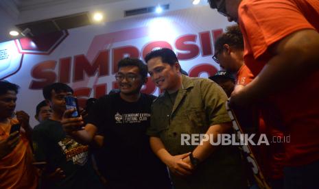 Ketua Umum PSSI Erick Thohir berfoto dengan perwakilan suporter saat menghadiri simposium suporter sepakbola nasional 2023 di Jakarta, Ahad (1/10/2023). 