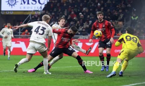 Penyerang AC Milan OLivier Giroud (tengah) menjebol gawang AS Roma dalam lanjutan Serie A Liga Italia di Milan.