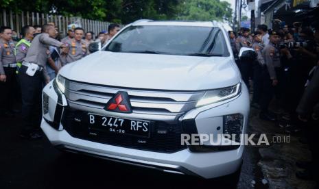 Mobil yang digunakan AKBP Eko Setio Budi Wahono saat rekonstruksi ulang kecelakaan di Jalan Srengseng Sawah, Jagakarsa, Jakarta, Kamis (2/2/2022). Polda Metro Jaya menggelar rekonstruksi ulang kecelakaan yang menewaskan Mahasiswa Universitas Indonesia M. Hasya Attalah Syahputra dan melibatkan terduga penabrakan purnawirawan Polri AKBP Eko Setio Budi Wahono. Rekonstruksi tersebut menghadirkan sembilan saksi dan sembilan adegan.