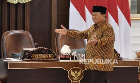 Presiden Prabowo Subianto bersiap memimpin rapat Kabinet Merah Putih.