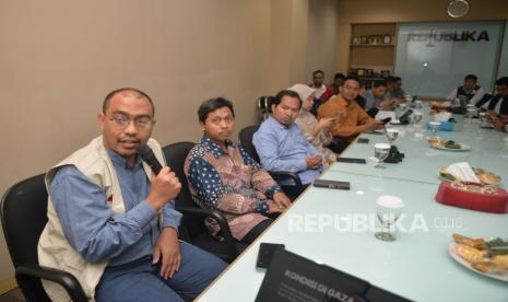 Peserta menyampaikan pandangannya saat Focus Group Discussion (FGD) Strategi Komunikasi Peringatan Satu Tahun Serangan Israel ke Gaza di Kantor Republika, Jakarta, Jumat (27/9/2024). Republika menggelar FGD dengan topik Jangan Lupakan Palestina