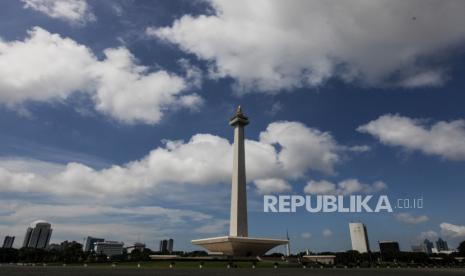 Suasana kawasan Monumen Nasional dengan langit biru di Jakarta, Kamis (21/3/2024). 