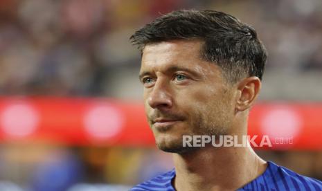 Penyerang Barcelona dan timnas Polandia Robert Lewandowski. Lewandowski dilaporkan telah memberitahu pelatih Barca, Xavi Hernandez, tidak ingin Ferran Torres menjadi starter musim depan.