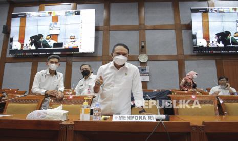 Menteri Pemuda dan Olahraga (Menpora) Zainudin Amali bersiap mengikuti rapat kerja dengan Komisi X DPR di Kompleks Parlemen, Senayan, Jakarta, Kamis (2/12/2021). Rapat tersebut membahas realisasi APBN Tahun Anggaran 2021. 