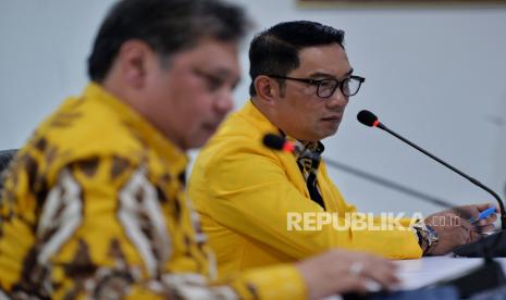 Ketua Umum Partai Golkar, Airlangga Hartarto (kiri) bersama Gubernur Jawa Barat Ridwan Kamil (kanan). Politisi PAN sebut partainya masih memantau pergerakan Golkar dan Ridwan Kamil.