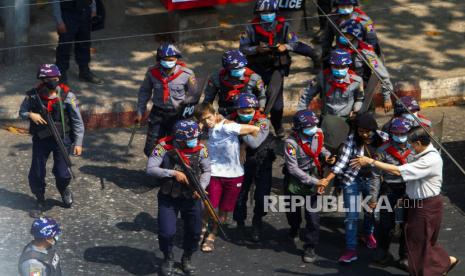  Pengunjuk rasa pro-demokrasi ditahan oleh petugas polisi anti huru hara selama unjuk rasa menentang kudeta militer di Yangon, Myanmar, 27 Februari 2021. 