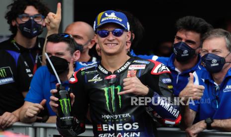 Pembalap MotoGP Prancis Fabio Quartararo dari tim Monster Energy Yamaha mengangkat jempolnya setelah mengambil posisi terdepan dalam sesi kualifikasi Grand Prix Sepeda Motor Indonesia di sirkuit jalan Internasional Pertamina Mandalika di Lombok, Indonesia, 19 Maret 2022.