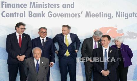  Dari kiri ke kanan, Menteri Keuangan Italia Giancarlo Giorgetti, Menteri Keuangan Jepang Shunichi Suzuki, Joachim Nagel, presiden Deutsche Bundesbank, Menteri Keuangan Jerman Christian Lindner, Ketua Federal Reserve AS Jerome Powell, Menteri Keuangan Inggris Jeremy Hunt, dan Menteri Keuangan AS Janet Yellen, tunggu sesi foto bersama pertemuan keuangan G7, di Toki Messe di Niigata, Jepang, J umat (12/5/2023).