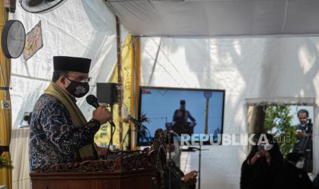 Gubernur DKI Jakarta Anies Baswedan menyampaikan sambutan. Gubernur DKI Jakarta, Anies Baswedan menyerahkan bantuan 1190 kaleng daging kurban kemasan kepada Pimpinan Wilayah Aisyiyah DKI melalui Lembaga Amil Zakat Infaq dan Sedekah Muhammadiyah (LAZISMU) pada Jumat (27/8).