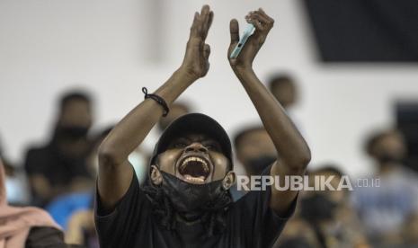 Warga memberi dukungan kepada tim daerahnya saat menyaksikan pertandingan Basket Putra 5x5 PON XX Papua di Gor Mimika Sport Complex, Rabu (29/9/2021). 