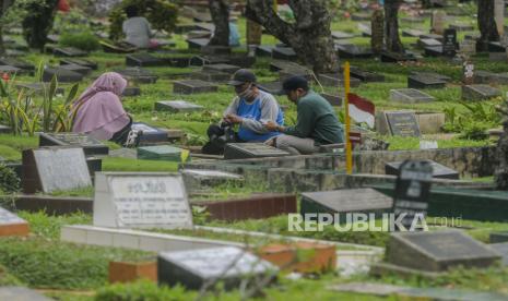 Warga saat berziarah di TPU Karet Bivak, Jakarta, Ahad (27/3/2022). Menjelang bulan suci Ramadhan, umat Muslim melakukan ziarah kubur untuk mendoakan sanak keluarga dan kerabat yang sudah wafat. Republika/Putra M. Akbar