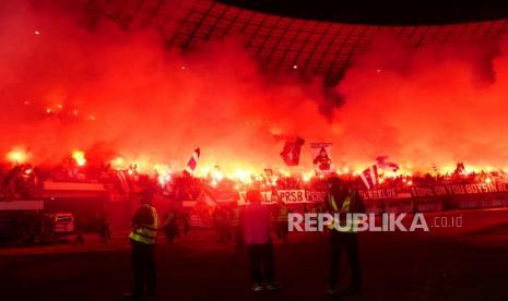 Penonton menyalakan suar atau flare pada ujung laga antara Persib Bandung melawan Persikabo 1973 di Stadion Gelora Bandung Lautan Api di Bandung, Sabtu (15/4/2023). Tuan rumah tim Persikabo 1973 dengan skor 1-4 pada laga terakhir Liga Indonesia 2022-2023.