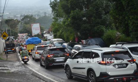 Arus lalu lintas di Jalan Tangkuban Parahu, Kecamatan Lembang, Kabupaten Bandung Barat, padat merayap, Sabtu (13/4/2024). Saat muslim liburan Lebaran, kondisi lalu lintas di sejumlah ruas jalan di Lembang padat merayap hingga macet. Selain karena tingginya volume kendaraan, juga disebabkan oleh keluar masuknya kendaraan di sejumlah tempat wisata.