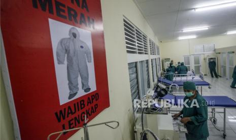 Kabupaten Bogor juga kekurangan tenaga kesehatan atau nakes perawat. Foto: Tenaga medis beraktivitas di ruang IGD Pusat Isolasi COVID-19, Gedung  Badan Pengembangan Sumber Daya Manusia (BPSDM) Kementerian Dalam Negeri, Kemang, Kabupaten Bogor, Jawa Barat, Senin (18/5/2020). Gedung yang memiliki  44 kamar dengan 168 kasur ini menjadi Pusat Isolasi COVID-19 oleh Pemkab Bogor karena ruang Isolasi yang ada di rumah sakit di Kabupaten Bogor sudah penuh, bahkan banyak pasien positif COVID-19 yang dirawat di rumah sakit yang ada di DKI Jakarta